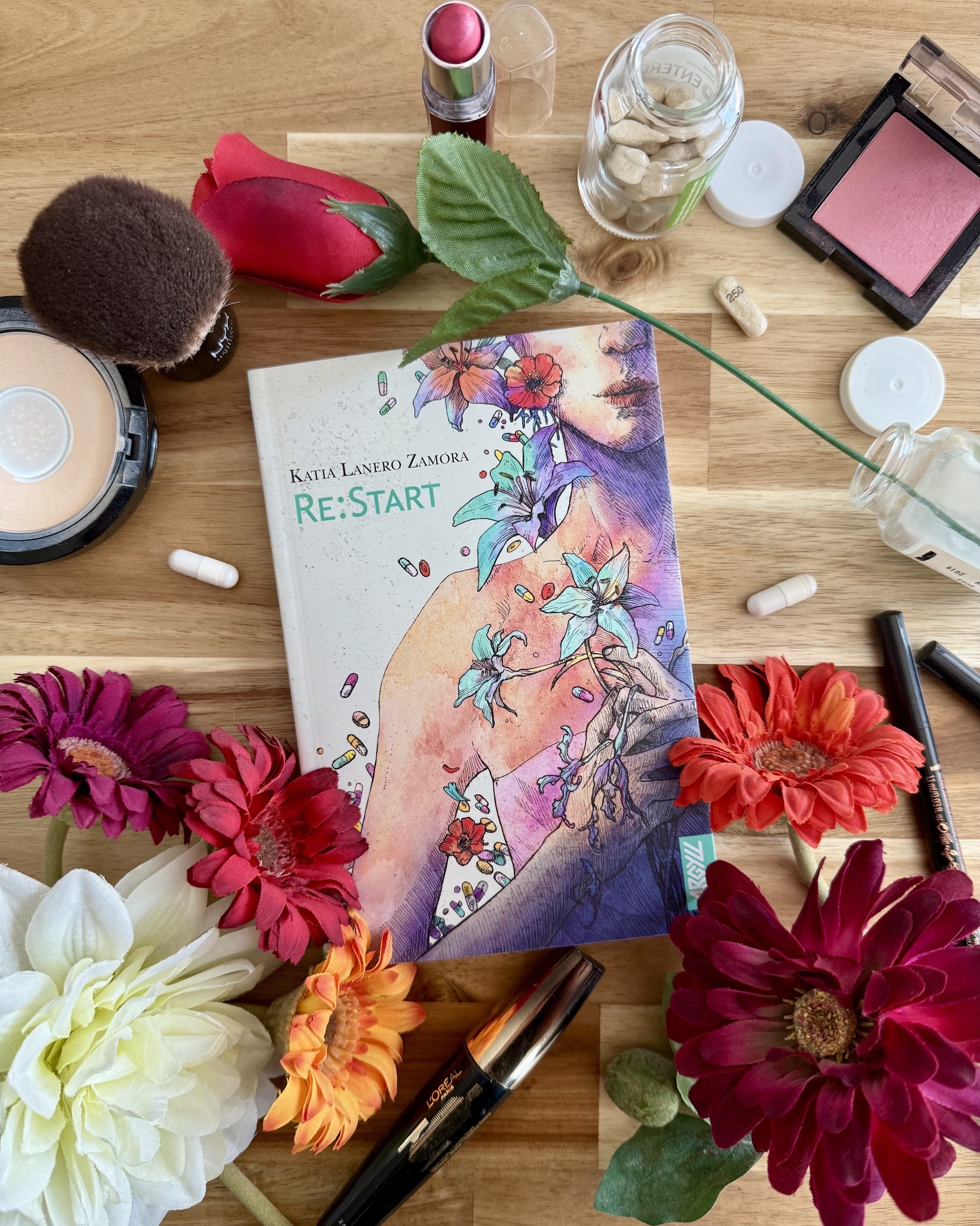 Start montre une femme au visage coupé par l'angle choisi, tenant des fleurs en main, entourée de fleurs et de pilules médicamenteuses.